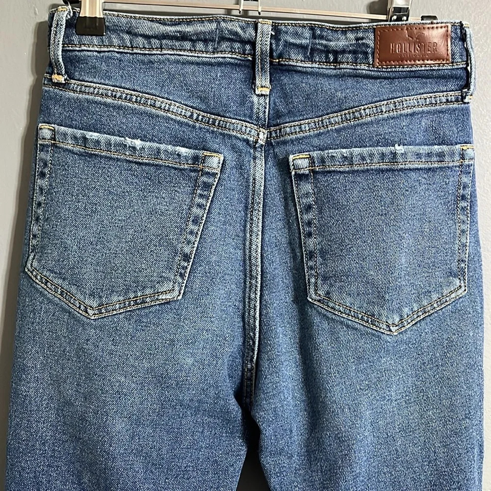 Hollister ultra rise Mom Jean size 26 waist. - Picture 3 of 6
